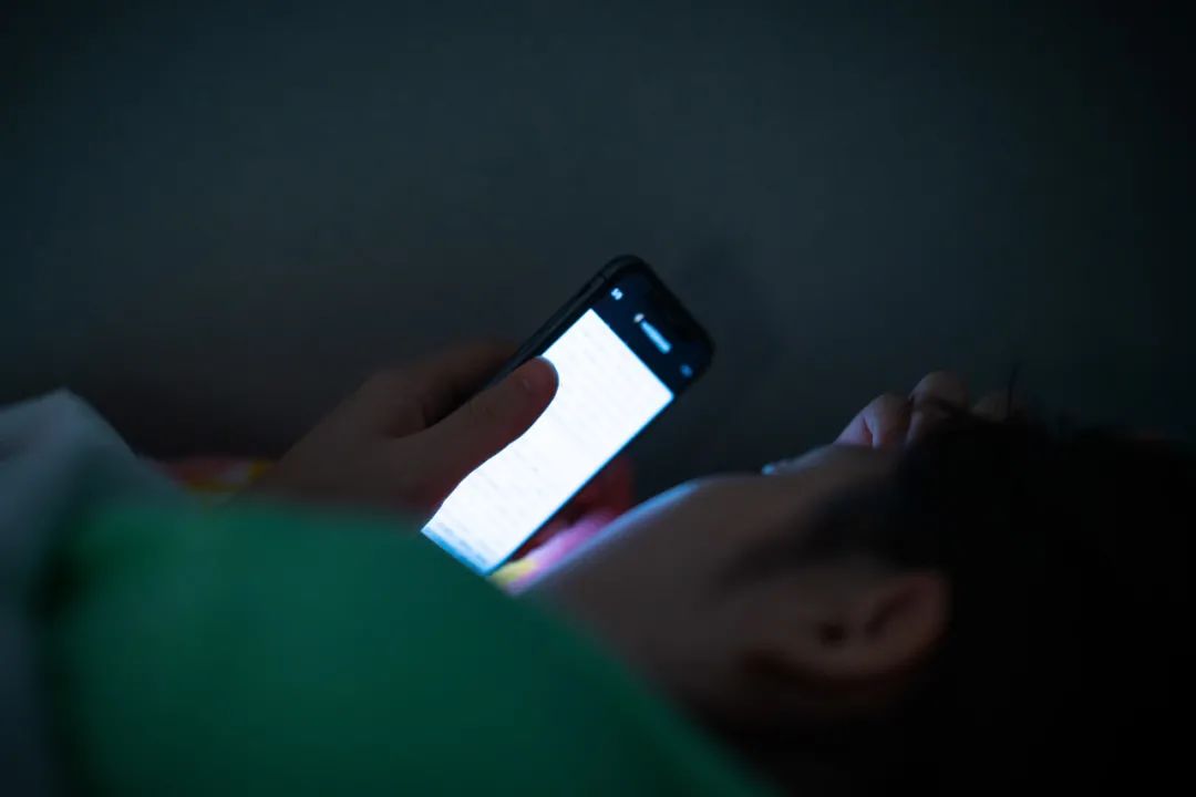 玩手机过多导致失明新闻看手机时间长了眼睛失明案例